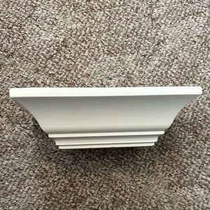 SMALL WHITE SHELF
